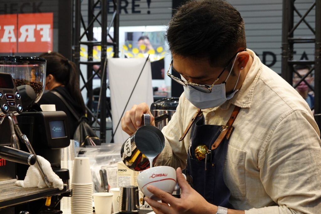 CicaPro自家於2022台灣國際咖啡展-最新咖啡科技與精品咖啡分享 LaCimbali咖啡機M200展覽現場活動邀請羅樂咖啡工作室