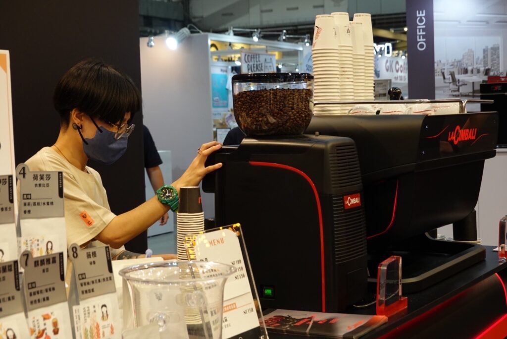 CicaPro自家於2022台灣國際咖啡展-最新咖啡科技與精品咖啡分享 LaCimbali咖啡機M200展覽現場活動邀請咖啡行者工作室