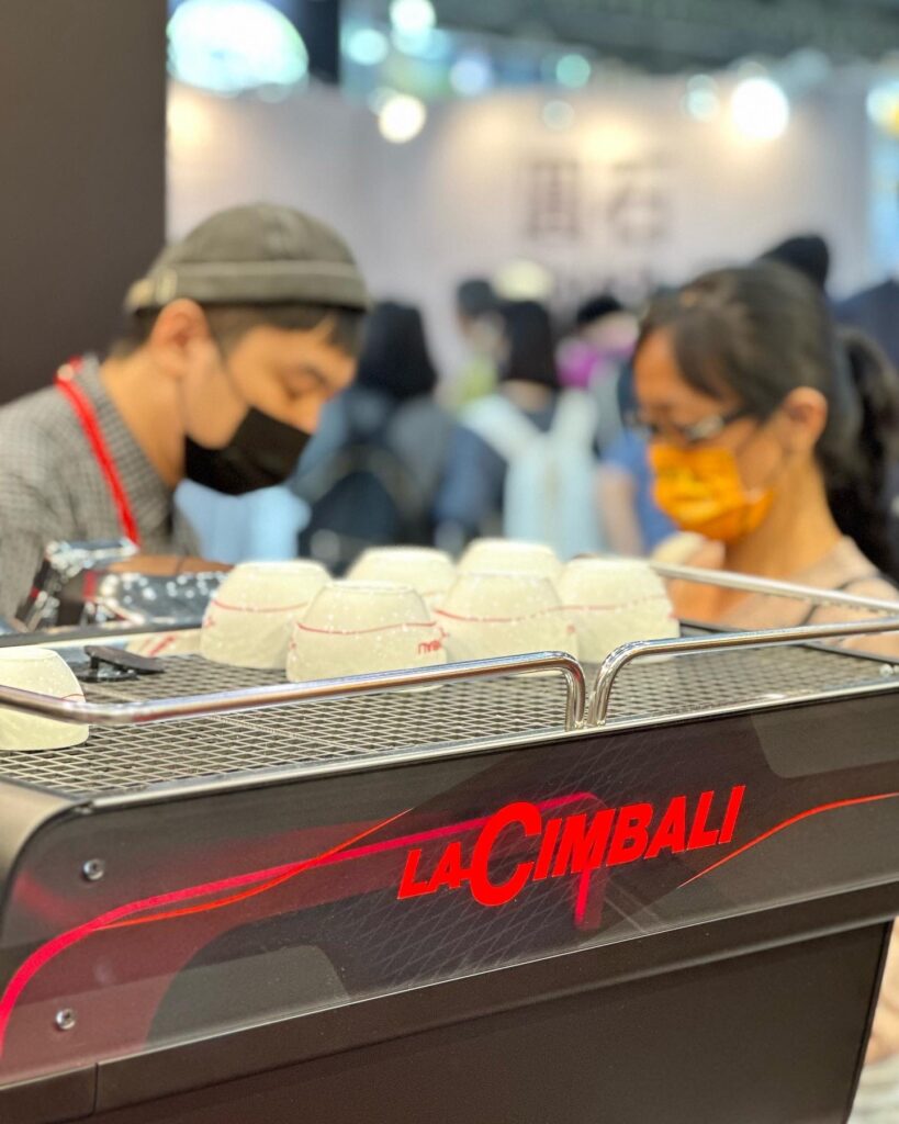 CicaPro自家於2022台灣國際咖啡展-最新咖啡科技與精品咖啡分享 LaCimbali咖啡機M200展覽現場活動邀請赫米斯咖啡