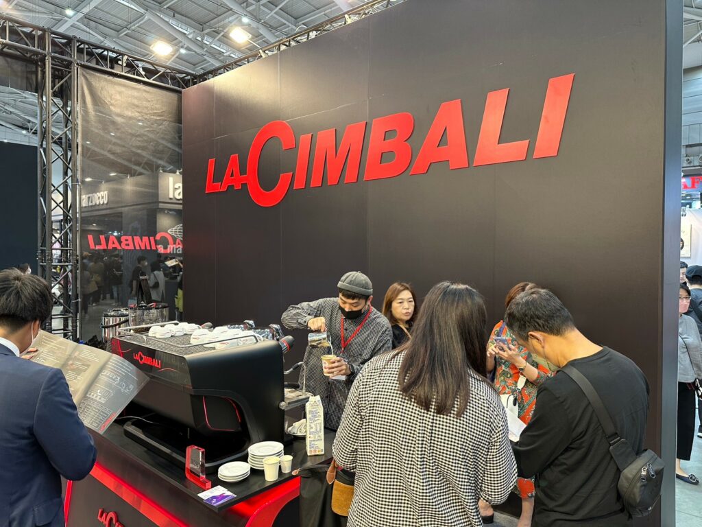CicaPro自家於2022台灣國際咖啡展-最新咖啡科技與精品咖啡分享 LaCimbali咖啡機M200展覽現場(圖1)