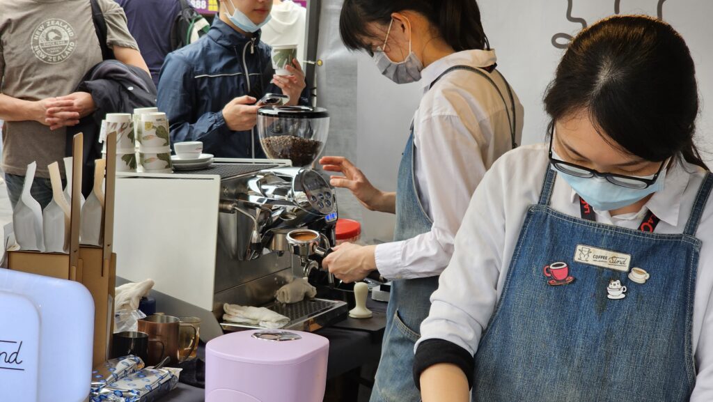 咖啡日安中Coffee Sind展示出faemina半自動咖啡機-圖2