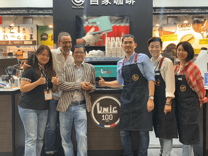 台灣國際咖啡展2019年自家公司UNIC epic半自動咖啡機湖水綠合照